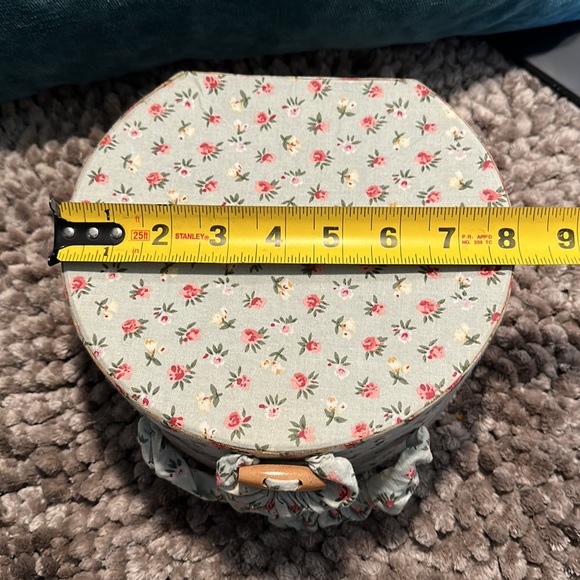 DOLL in a suitcase box with a set of dresses - Picture 13 of 15